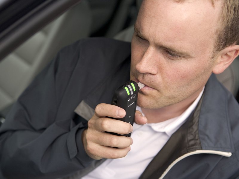 Klassische Alkolocks arbeiten mit Handgeräten, die den Atemalkoholtestern der Polizei ähneln. Foto: Volvo